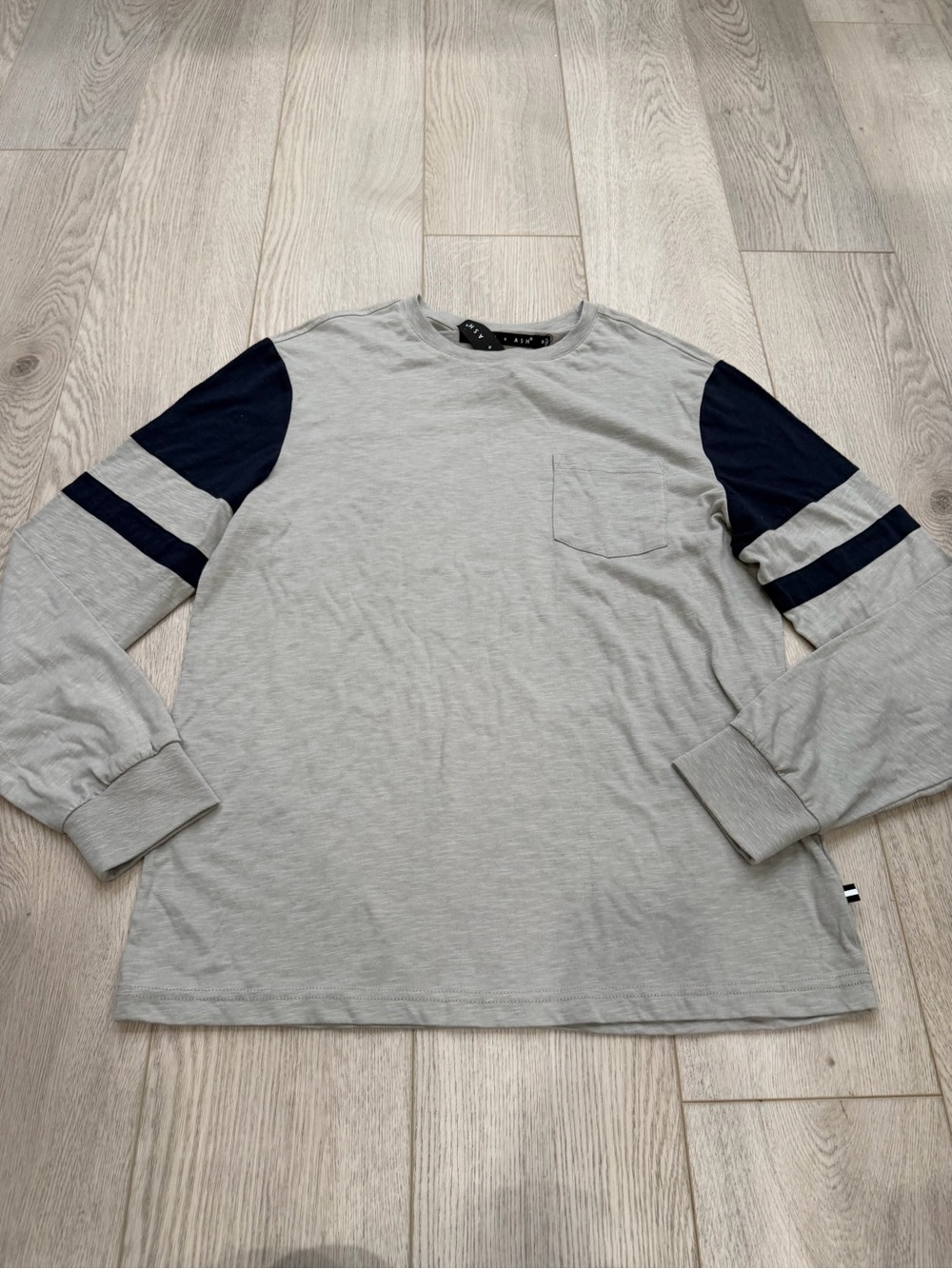 Men's Long Sleeve Contrast Sleeve Pocket Tee - Light Gray & Navy Accents
